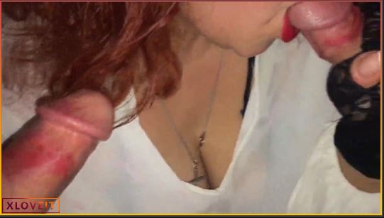 Kırmızı rujuyla iki yarrağa sakso çeken Ateşli Milf