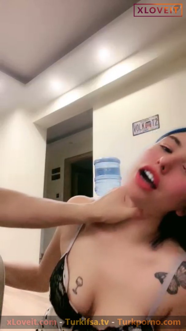 Laliberta ifşa Manitanın boynunu sıkması hoşuna gitti